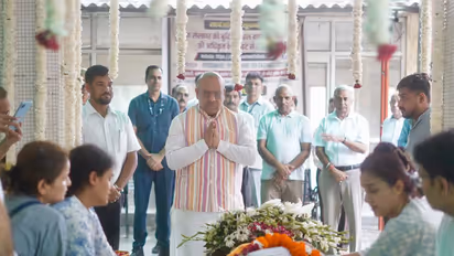 Delhi Assembly Speaker Vijender Gupta paying tribute to former Delhi Lokayukta Justice Harish Chandra Mishra (Photo/DelhiLegislativeAssemblySecretariat)