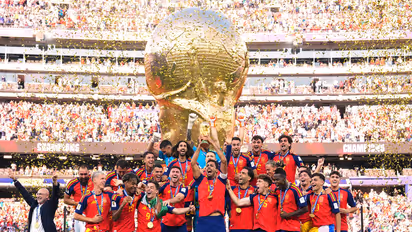 Spain players celebrating with FIFA World Cup trophy. (X/@SEFutbol)