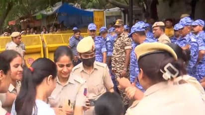 Delhi Police remove protesters from Jantar Mantar after Sonam Wangchuk was taken to a hospital (Photo/ANI)