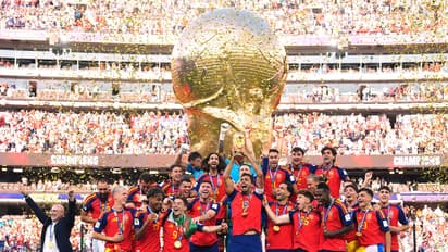Spain football team with FIFA World Cup 2026 trophy (Photo: X/ @SEFutbol)