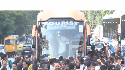 Buses carrying Congress leaders Mallikarjun Kharge, Rahul Gandhi, Priyanka Gandhi Vadra and other Opposition MPs move towards Jantar Mantar (Photo/ANI)