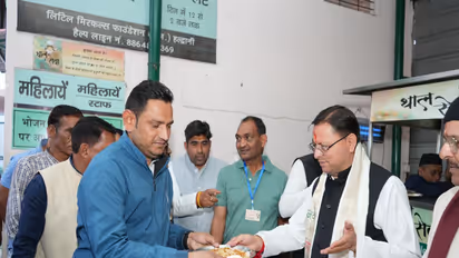 Chief Minister Pushkar Singh Dhami participates in Thaal Seva program (Photo/ANI)