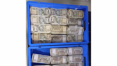CISF personnel detects cash during security checks at Delhi airport (Photo/ @CISFHQrs)