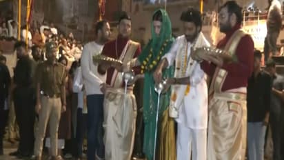 Dhanush, Kriti Sanon perform Ganga aarti (Image source/ANI) 