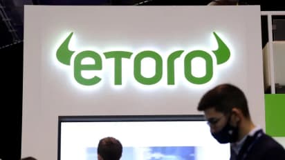 https://stocktwits.com/news-articles/markets/equity/e-toro-stock-slips-after-touching-record-highs-as-q1-profit-falls-retail-s-split/chlaWGJRbCR