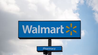 https://stocktwits.com/news-articles/markets/equity/wmt-stock-heads-for-worst-week-in-4-years-buy-the-dip-or-stay-away-retail-weighs-in/cZYBFJFRJNf