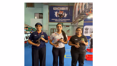 Arshdeep Kaur (Center) secured the top spot in women's 25 m pistol event. (Photo: NRAI)