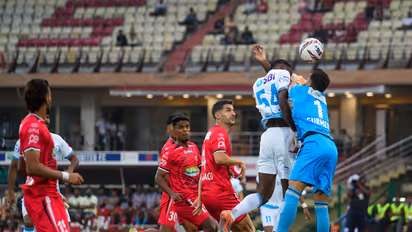 NorthEast United FC and Jamshedpur FC players in action (Photo: ISL)