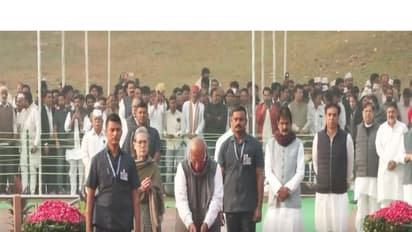 Congress chief Mallikarjun Kharge and senior leader Sonia Gandhi pay tribute to Pandit Nehru at Shanti Van (Photo/ANI)