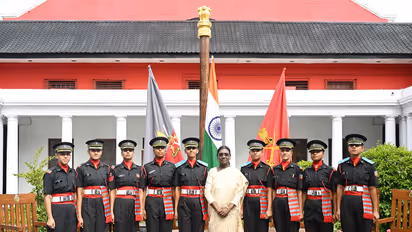 President Droupadi Murmu with cadets (Photo/PIB)