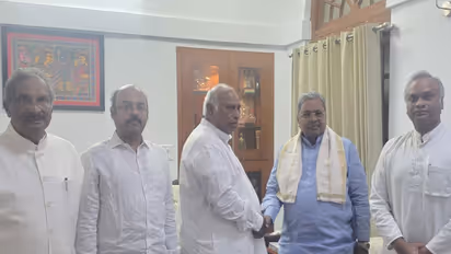 Siddaramaiah meets Mallikarjun Kharge (Photo/Karnataka CMO)