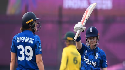 Tammy Beaumont raising her bat. (Photo: ICC official website)