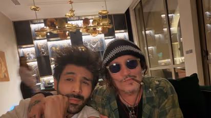 Kartik Aaryan posing for Johnny Depp (Photo/Instagram@kartikaaryan)
