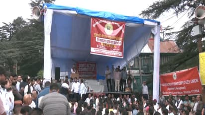 HPSEB employees gherao Himachal Assembly (Photo/ANI)