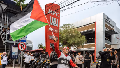 https://stocktwits.com/news-articles/markets/equity/starbucks-pizzahut-kfc-still-in-boycott-crosshairs-in-indonesia-malaysia-over-israel-gaza-war-report/chsR7MIRdaW
