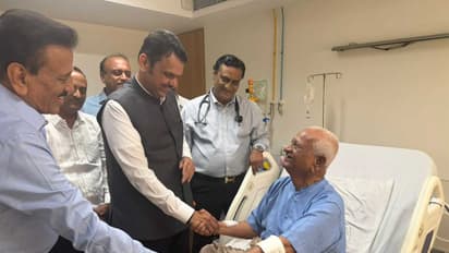 Maharashtra CM Devendra Fadnavis meets activist Anna Hazare at Bombay Hospital (Photo/Maharashtra CMO)