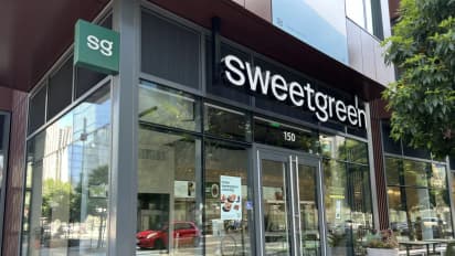 https://stocktwits.com/news-articles/markets/equity/consumers-ditching-15-salads-sweetgreen-stock-nosedives-after-full-year-outlook-cut-but-retail-stays-hopeful/chrVwJZRd3n