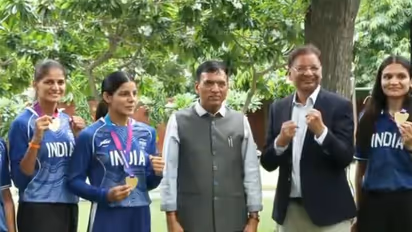 Mansukh Mandaviya felicitates Indian boxers. (Photo/ANI)