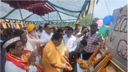 Union Minister Jual Oram pays floral tribute to Mahatma Gandhi and former Prime Minister Lal Bahadur Shastri (Photo/pib)