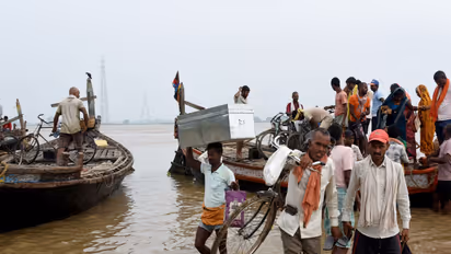 People move to a safer place as the Ganga River's water level rises in Bihar (Photo/ANI)