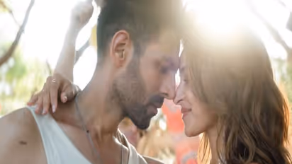 Tu Meri Main Tera Main Tera Tu Meri song (Photo source: Youtube/@Saregama)