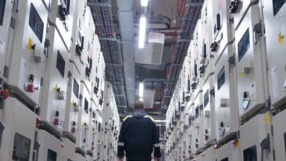 Wells Fargo Flags Potential Data Center Spending Slowdown At Amazon: Retail Sentiment Sours On Tech Stocks