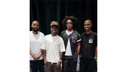 Vinicius Jr (wearing a cap) with rapper Jay-Z. (Photo: @vinijr Instagram)