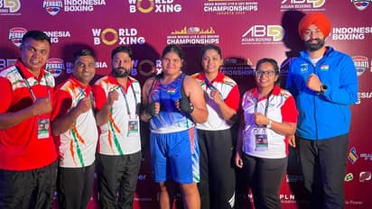 Priyanka (U-23) celebrates her semi-final win with coaches at Asian U-19 & U-23 Boxing C'ship 2026 (Photo/Asian Boxing)