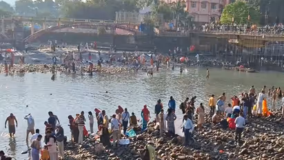 Devotees gather along the dry riverbed at Har Ki Pauri. (Photo/ANI)