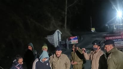 Shimla police inspected the papers of Delhi police officers during their detention at the Shogi barrier in Shimla in the early hours (Photo/ANI)