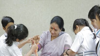 Delhi CM celebrating Raksha Bandhan with children (Photo:X/@gupta_rekha)