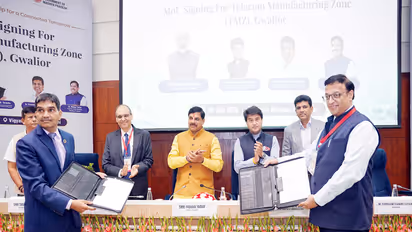 MoUs being exchanged in the presence of CM Mohan Yadav and Union Minister Jyotiraditya Scindia (Photo/DPR)