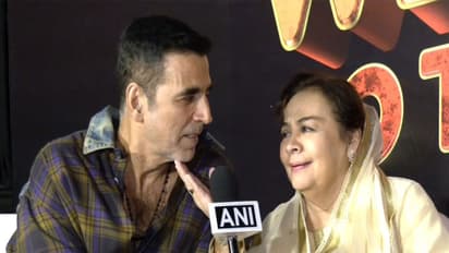 Legendary actress Farida Jalal with actor Akshay Kumar (Image source: ANI)