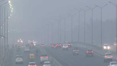 Thick smog covers Ghazipur National Highway 24 (Photo/ANI)