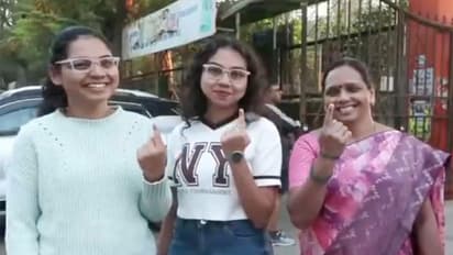 Families cast vote in BMC polls (Photo/ANI)