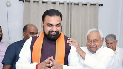 Bihar CM Samrat Choudhary with former CM Nitish Kumar (Photo/@samrat4bjp)