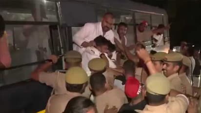 Samajwadi Party workers protest (Photo/ANI)