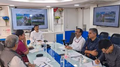 Senior officials of the Ministry of Power review pending public grievances and official records during the preparatory phase of Special Campaign-6 (Photo/Ministry of power)