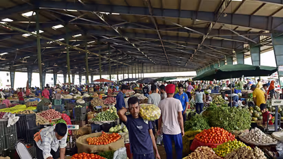 People buying vegetable at a wholesale market (File Photo/ANI)
