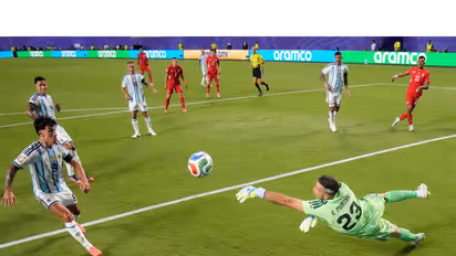 Soccer Football - FIFA World Cup 2026 - Quarter Final - Argentina v Switzerland - Kansas City Stadium, Kansas City, Missouri, U.S. - July 11, 2026 Argentina's Emiliano Martinez in action as he makes a save. (Photo: REUTERS/Lee Smith)