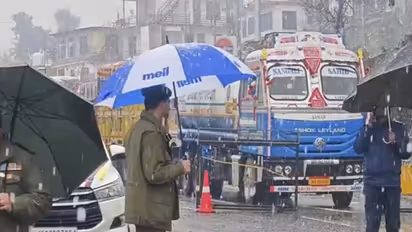 Heavy snowfall on NH44 (Photo/ANI)