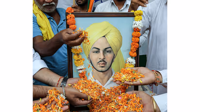 People pay floral tribute to Shaheed Bhagat Singh (FilePhoto/ANI)
