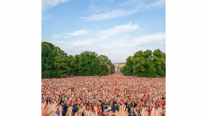 Norwegians welcome the national football team in Oslo on Monday. (Photo: X/ @nff_landslag)