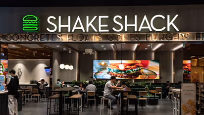 https://stocktwits.com/news-articles/markets/equity/shak-stock-on-track-for-best-day-in-over-a-year-as-starboard-value-reveals-stake-worth-hundreds-of-millions/cZo4ybZRJef