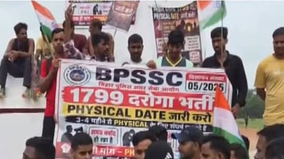 BPSSC Bihar SI candidates protesting at Gandhi Maidan (Photo/ANI)