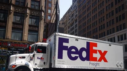 FedEx Stock Slips After 2025 Forecast Cut, Mixed Q3 Earnings: Retail Sees Recession Warnings