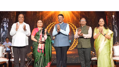 Rani Mukerji receives Raj Kapoor Special Contribution Award.(Pic/Maharashtra State Marathi Film Awards)