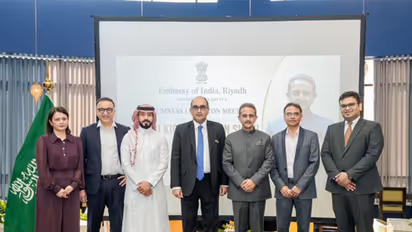 MoS Kirti Vardhan Singh with Indian business leaders, entrepreneurs and professionals in Riyadh. (Photo: X/@KVSinghMPGonda)