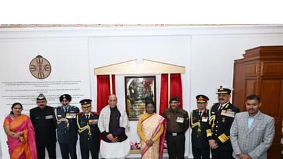 President of India, Droupadi Murmu and Defence Minister Rajnath Singh with Army officials (Photo/@rashtrapatibhvn)