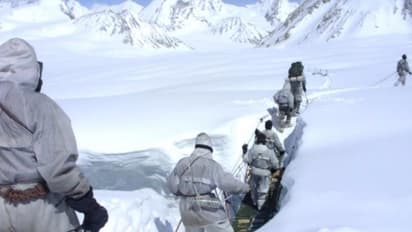 Army personnel using Special Clothing and Mountaineering Equipment (Photo/@adgpi)
